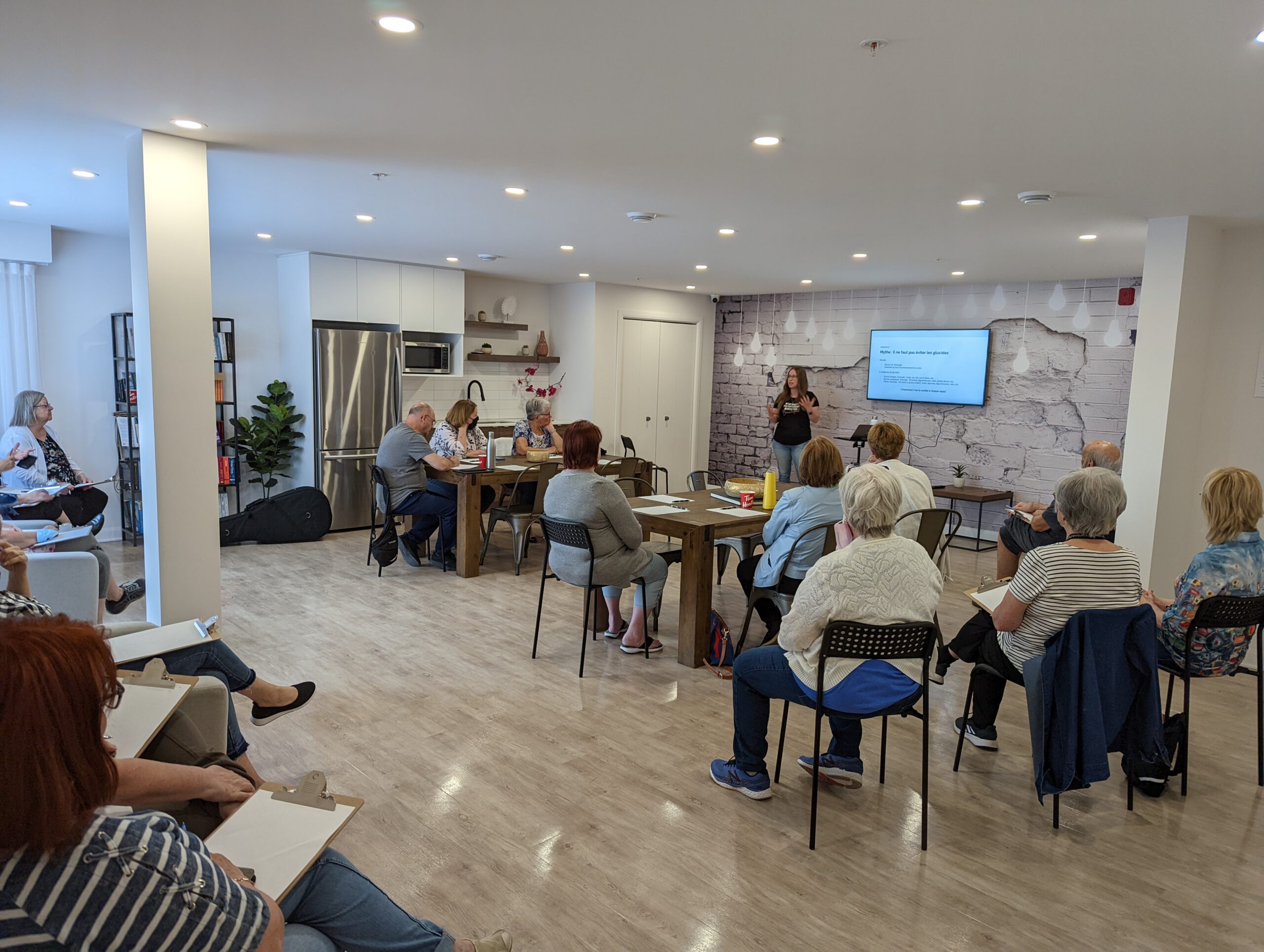 Conférence animée par une nutritionniste dans le cadre des activités de promotion de la santé organisées par Optimizzation Ensemble.