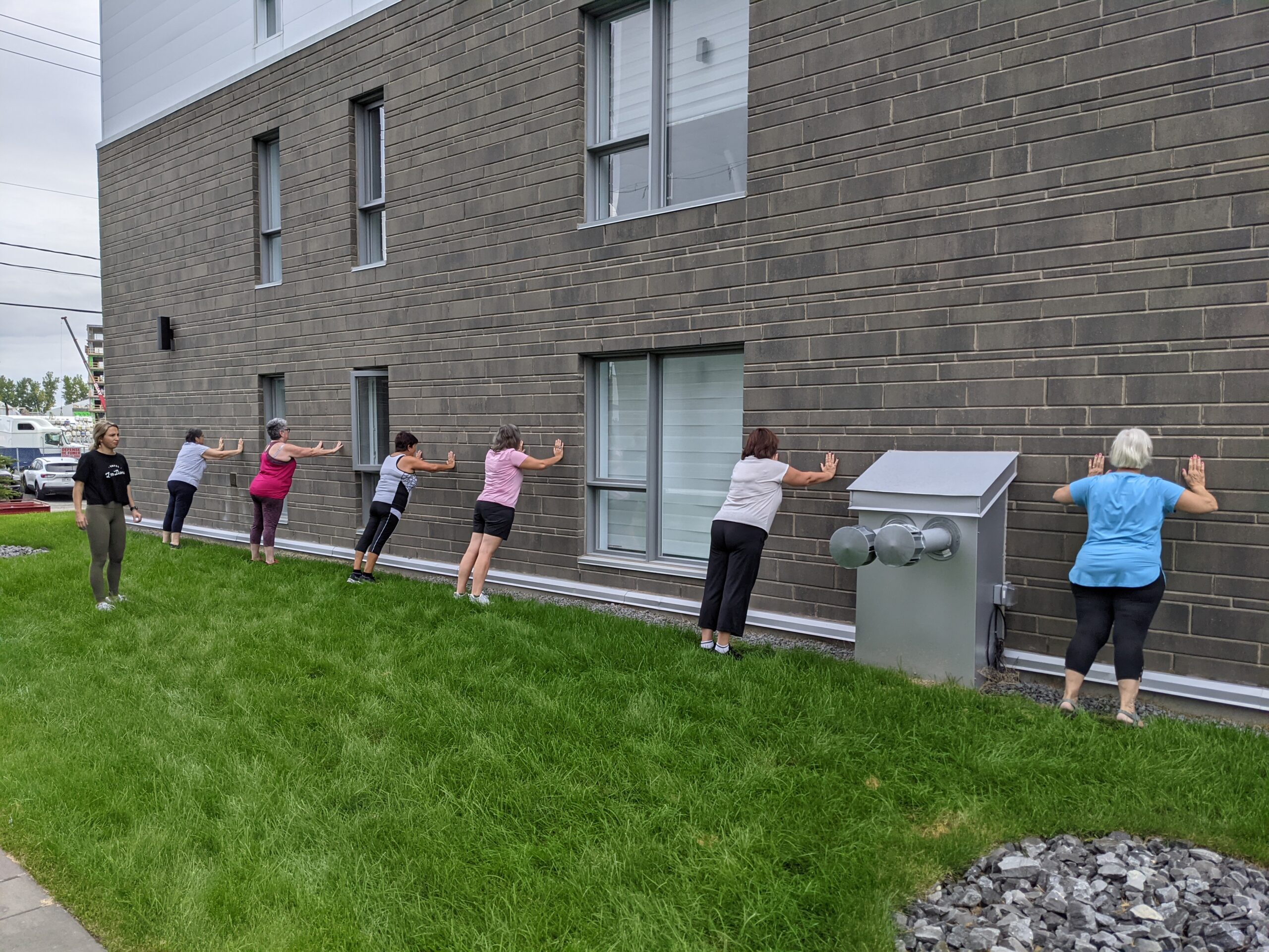 Cours d’entraînement en plein air animé par une kinésiologue dans le cadre des activités de promotion de la santé d’Optimizzation Ensemble.