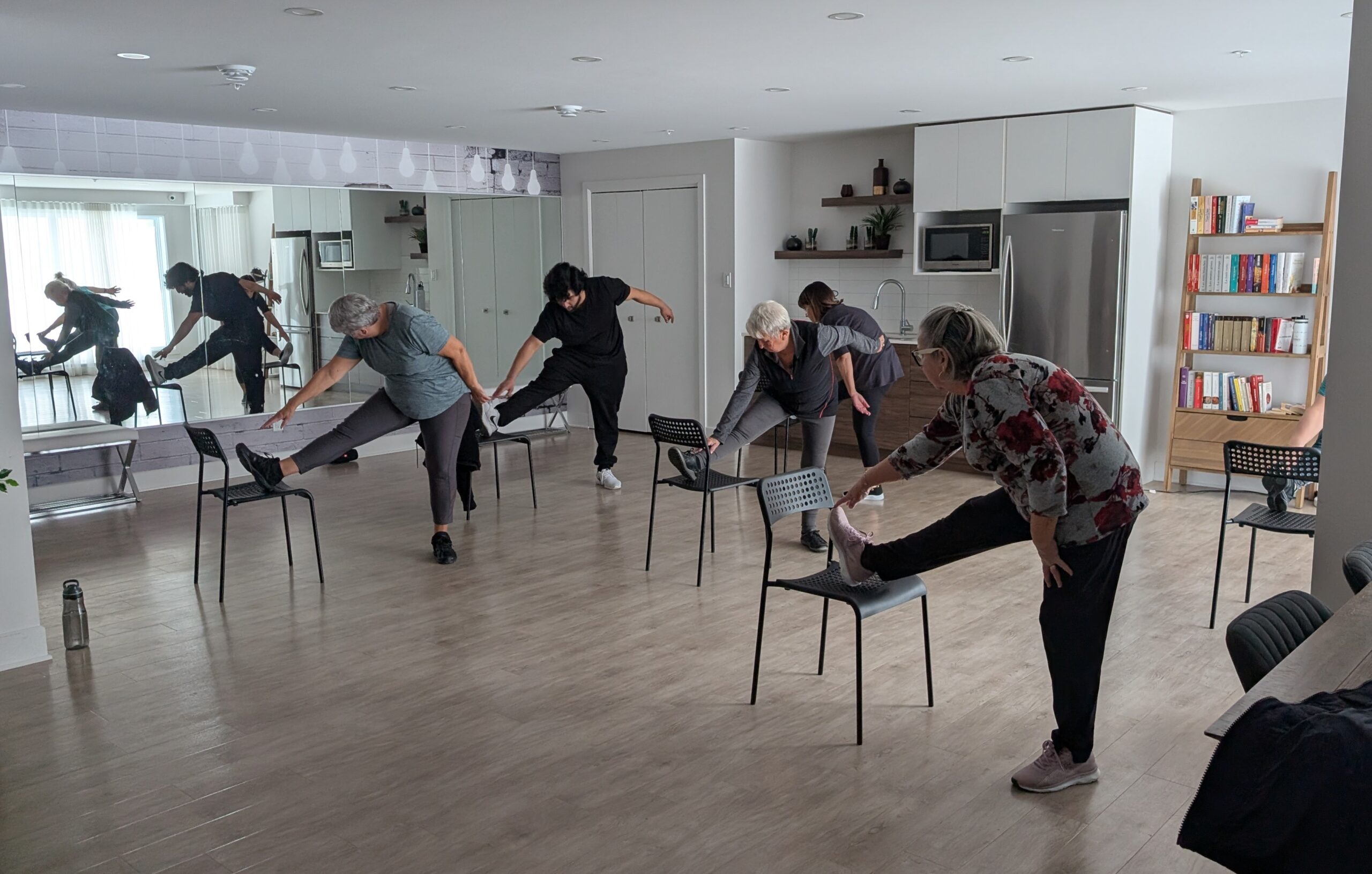 Cours de groupe d’étirement organisé par Optimizzation Ensemble pour promouvoir la santé et la mobilité des aînés.