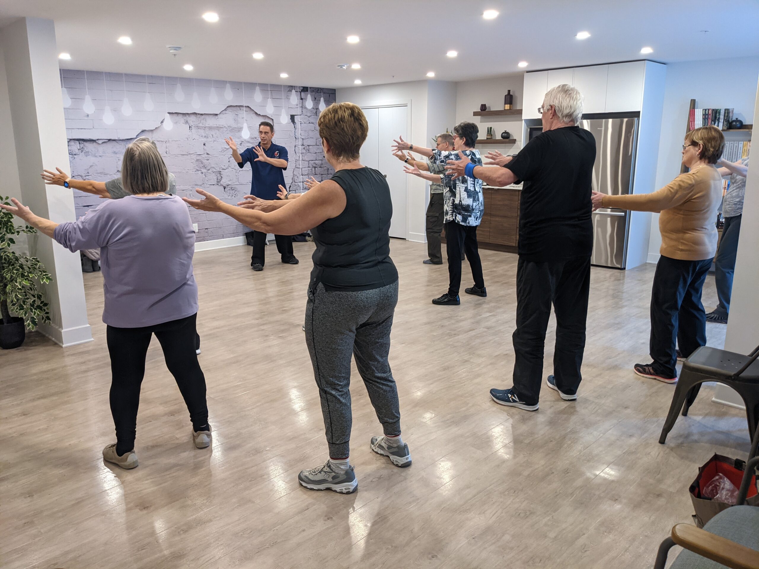 Cours de tai chi organisé par Optimizzation Ensemble pour promouvoir la santé, l’équilibre et le bien-être des aînés.